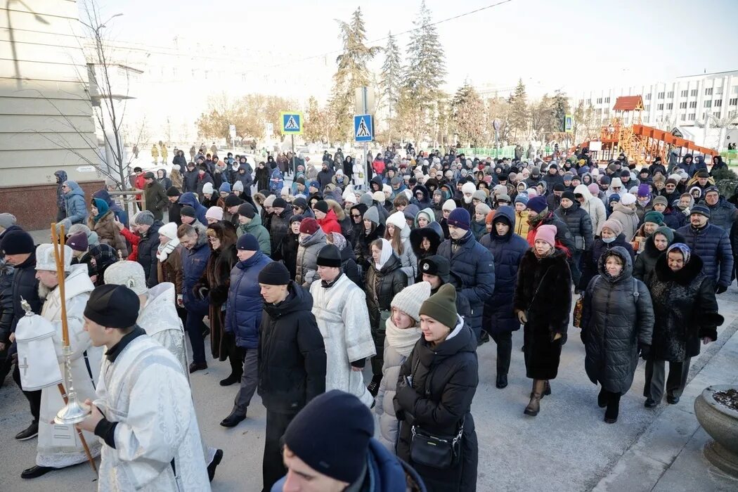 Крестный ход в белгороде сегодня во сколько. Крестный ход Белгород 07.01.2023. Крестный ход в Белгороде. Крестный ход Пасха в Костроме. Рождество Череповец крестный ход.