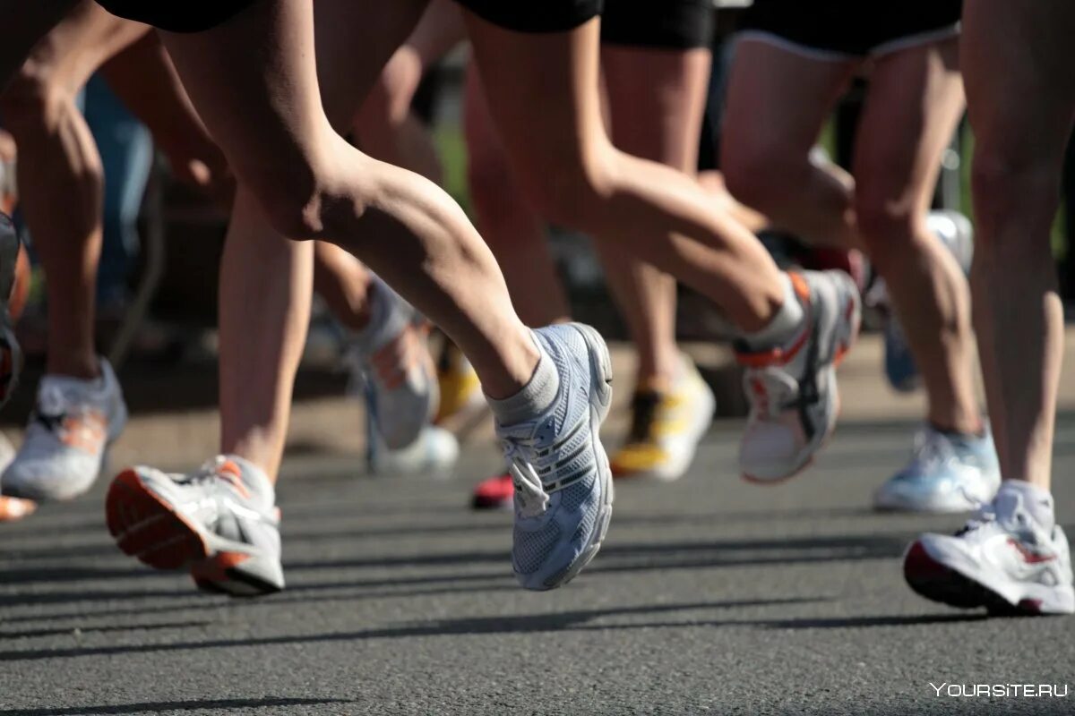 Какая ходьба в спорте. Ходьба и бег. Спортивная ходьба и бег. Интенсивная ходьба. Спортивная ходьба ноги.
