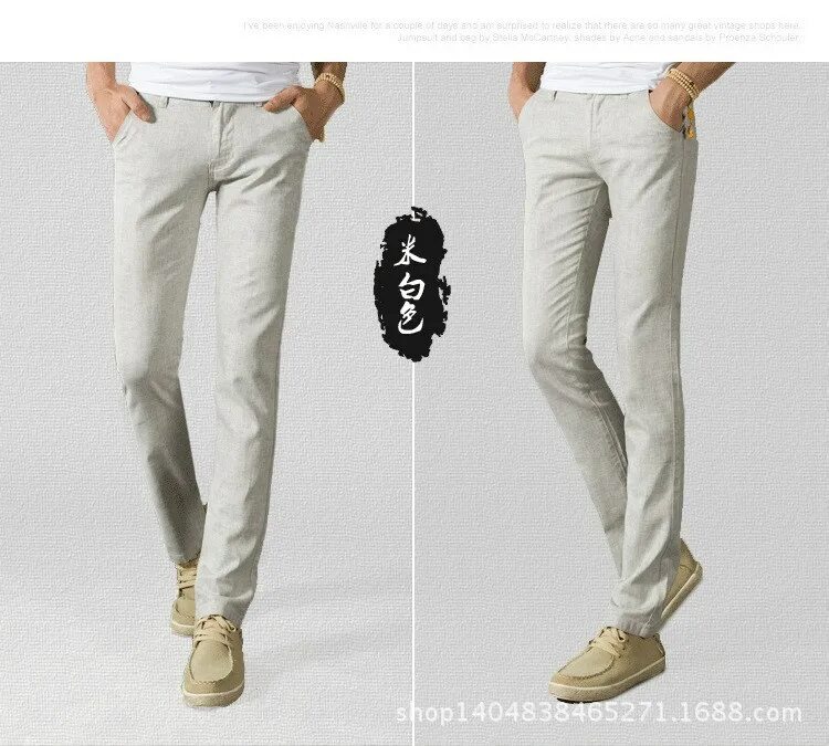 мужчина в узких штанах. брюки мужские модные. чинос + чукка. бежевые брюки мужские. обувь под бежевые штаны мужские.