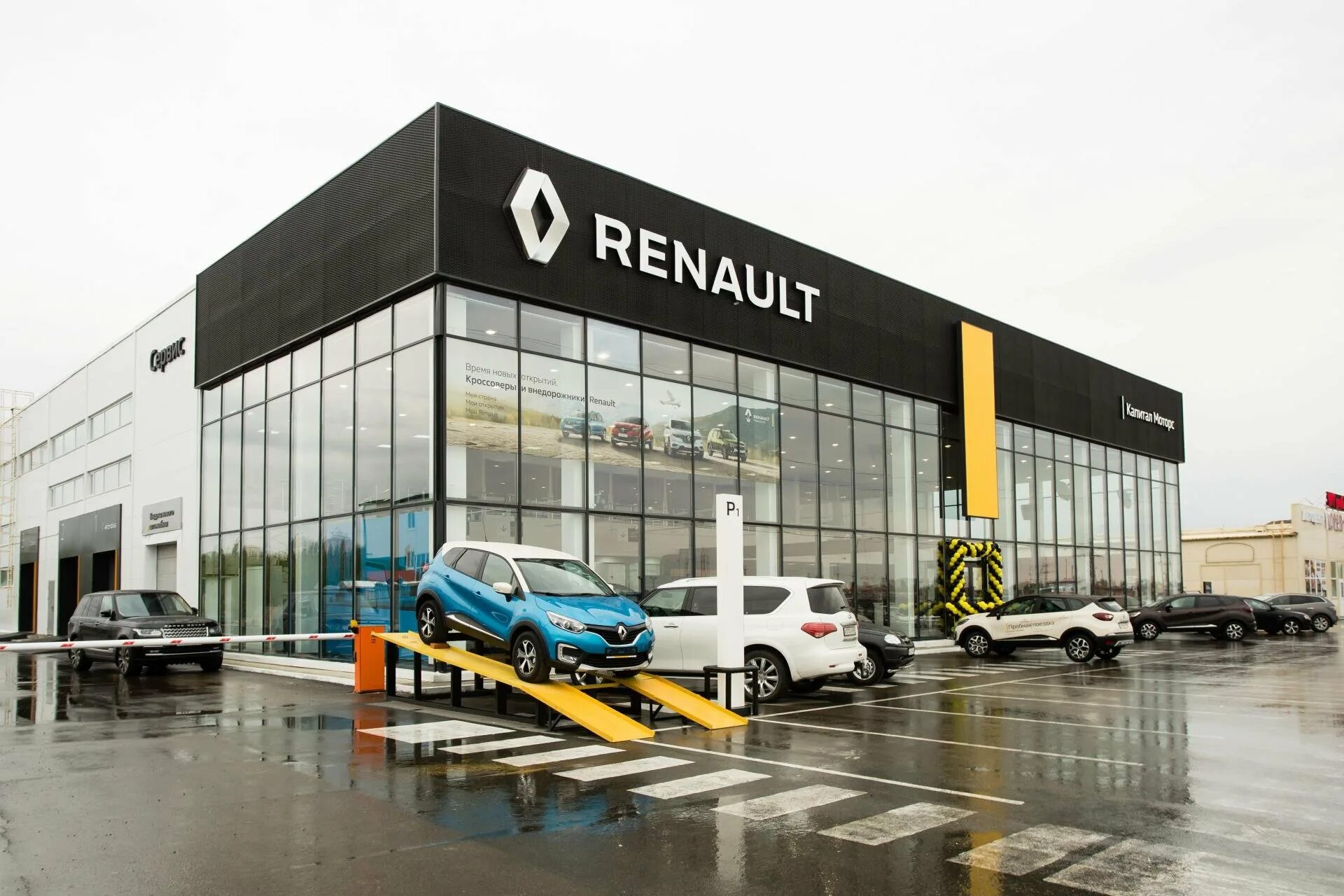 Дилер центр рено. Компания renault. франция. рено логан в автосалоне. renault group автомобили renault. дилерский центр рено.