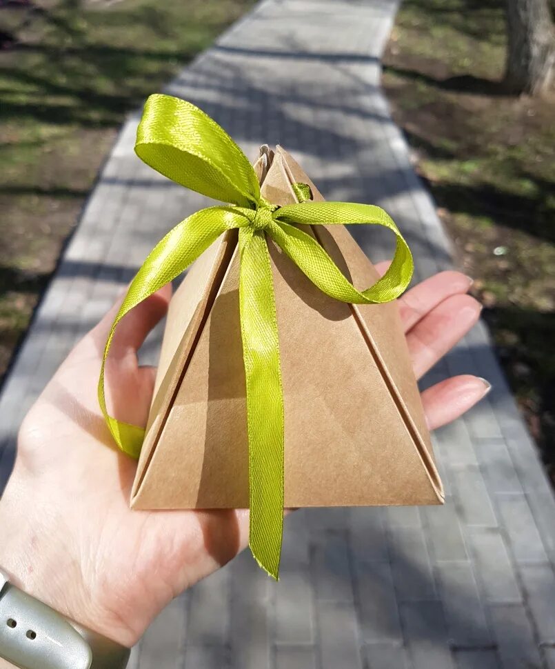 Декоративные коробочки. Подарочная упаковка пирамидкой. Упаковка коробочки для подарков. Коробка пирамидка "роскошь". Коробочка пирамидка.