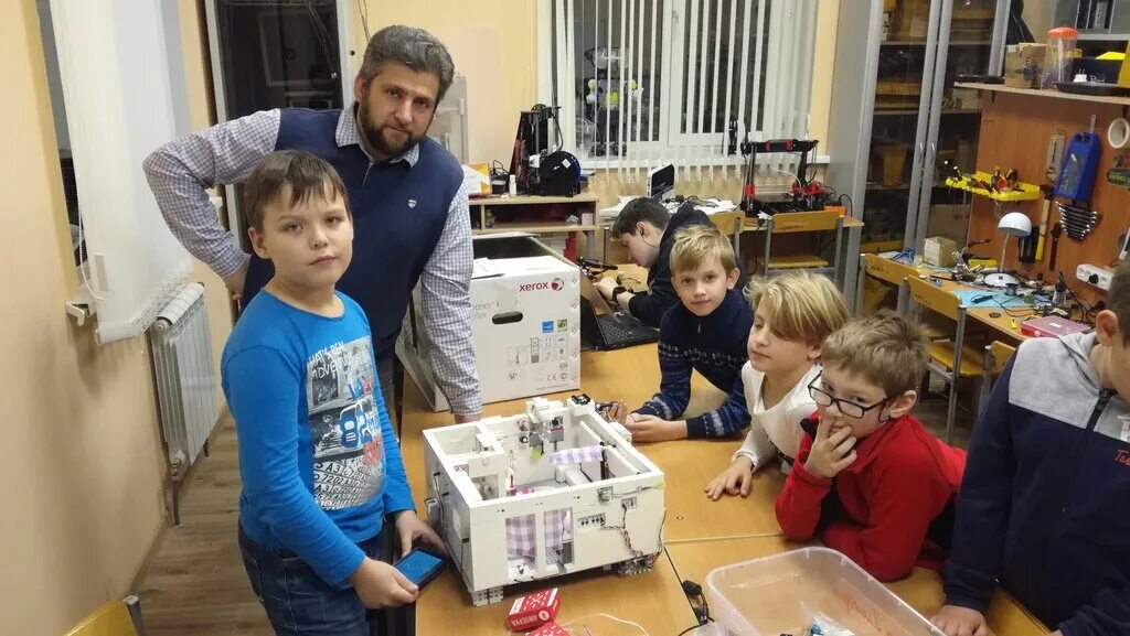 Робототехника тесла. Торопов павел лига роботов. Автомобильный завод тесла роботы. Тесла клуб робототехники. Робототехника тесла.