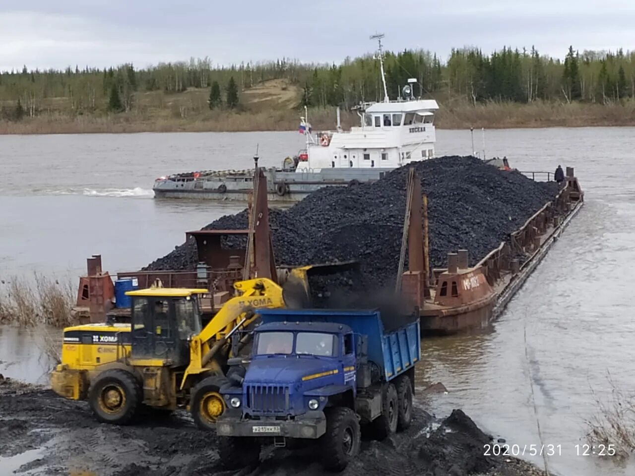 Северный завоз уголь. Посёлок Харута Ненецкий округ. Поселок Харута Ненецкого автономного округа. Северный завоз. Баржа с дровами.