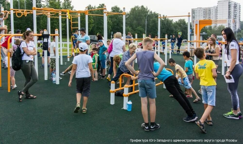 Площадка ясенево. Ясенево спортплощадка. воркаут площадка ясенево. спортплощадка ясенево тренажеры. спортивные площадки в ясенево.