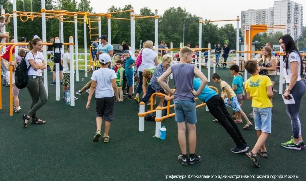 Ясенево спортплощадка. Ясенево спортивные площадки. Уличные тренажеры в Ясенево. Площадка воркаут в парке олимпийской деревни. Мастера ясенево