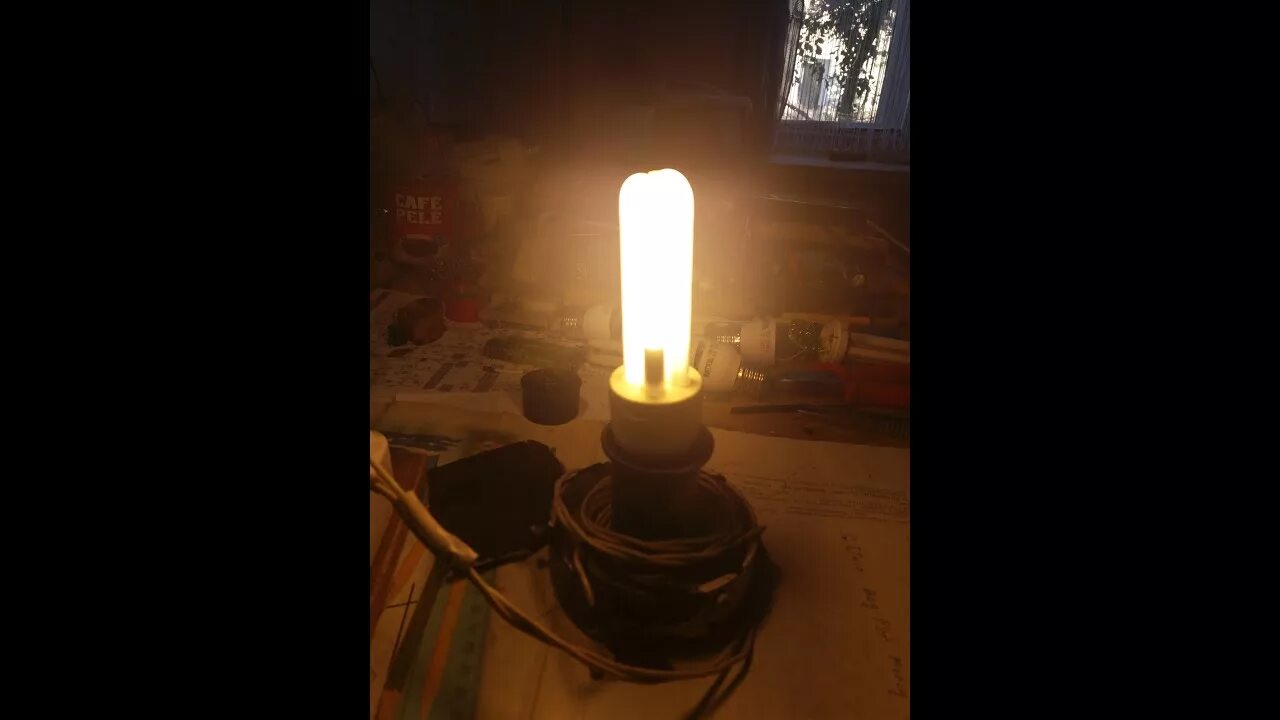 Сгоревшая лампочка. Короткое замыкание фильм 2009. Горящая лампа видео. Лампа свеча на ветру с эффектом пламени 3 вт e14. Первая керосиновая лампа 1853.