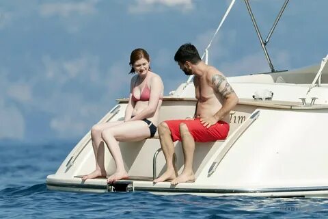 Фотографии голой актрисы Bonnie Wright (Бонни Райт) .