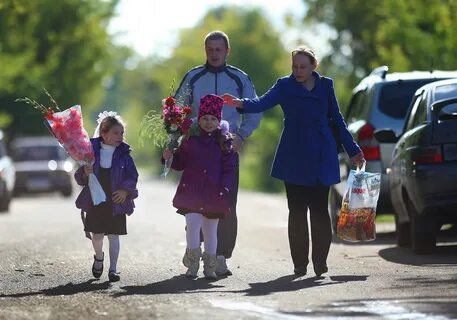 Родители ведут ребенка в школу