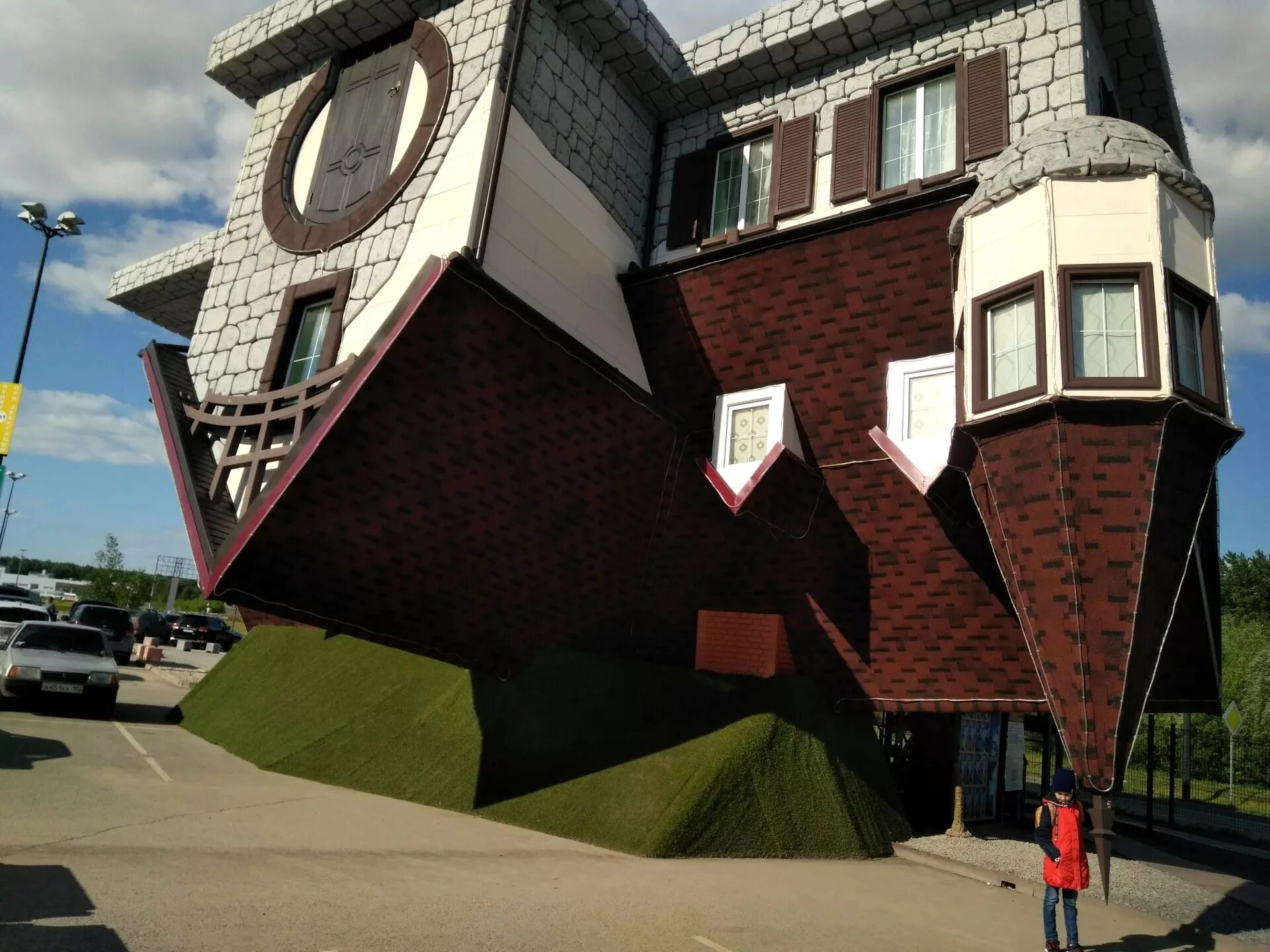 музей вверх тормашками. музей перевертыш в москве арбат. перевернутые вещи. музей дом вверх дном. музей вверх тормашками.