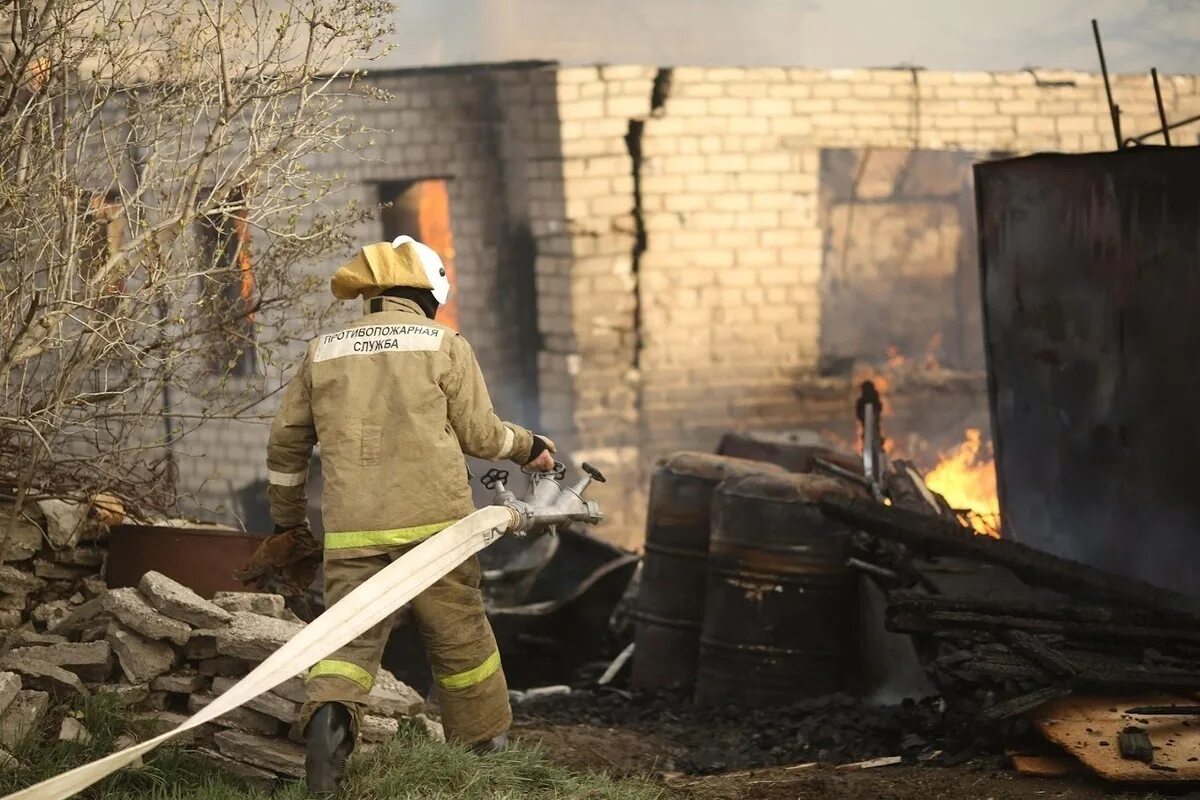 Пожар фото. Пожар в частном доме. Пожарные тушат пожар. Пожар в Городищенском районе Волгоградской области.