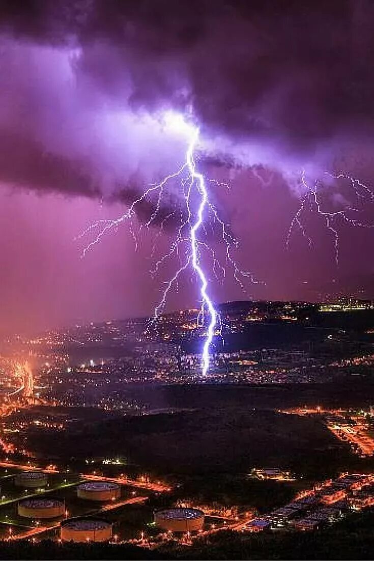 торнадо глория диаметр торнадо. торнадо и гроза и смерч. стихийные бедствия цунами. буря смерч шторм торнадо. ураган тайфун циклон.