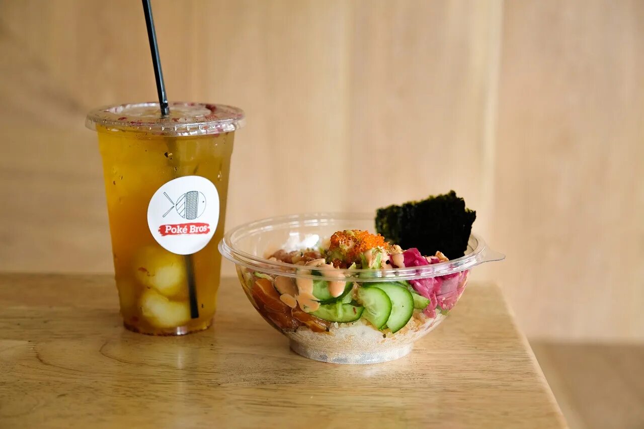 Коктейль в арбузе алкогольный. Scorpion bowl. Bowls drinks. Американский пунш. Bowls drinks.