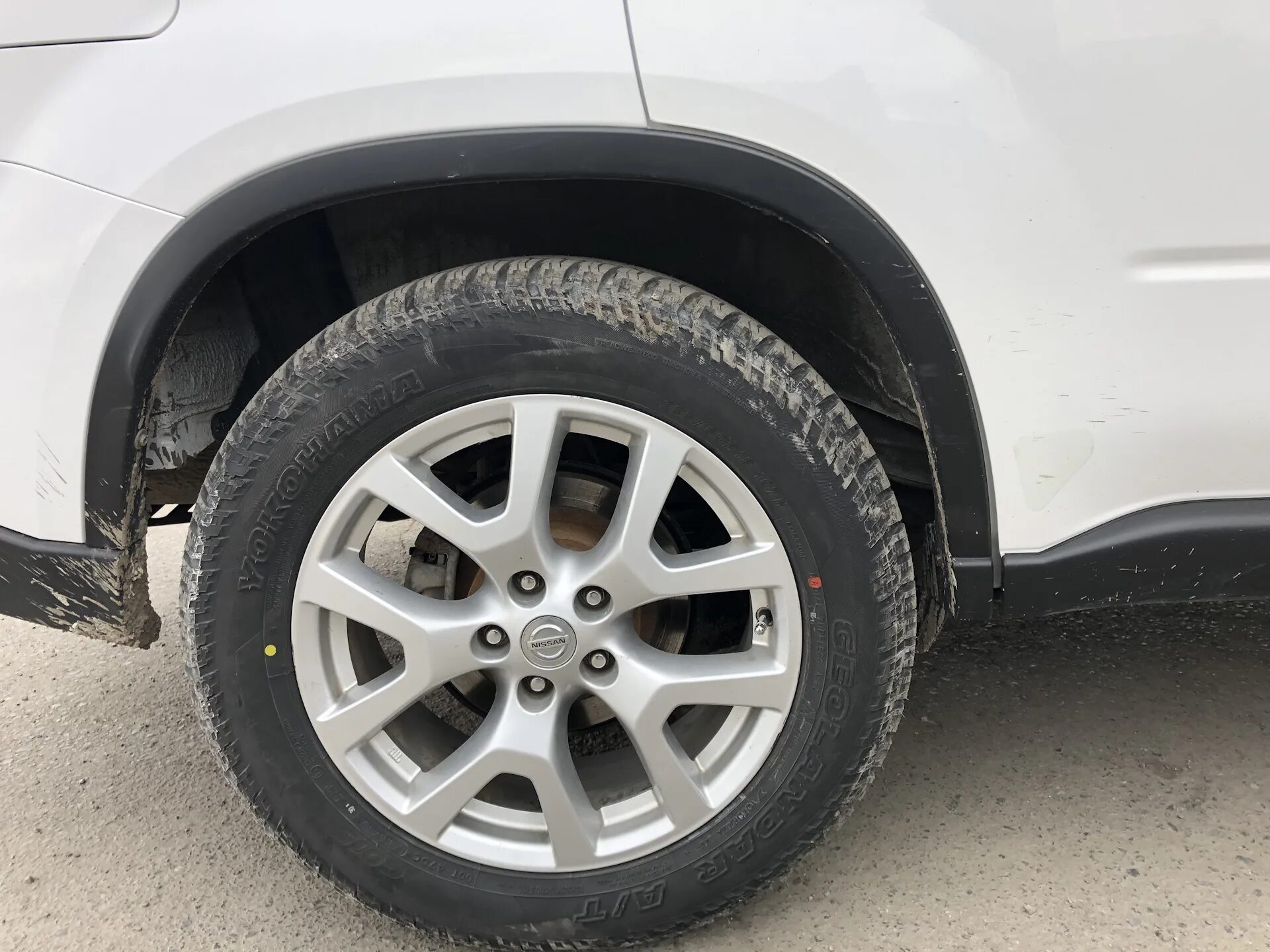 Какая резина на х трейл. 235/60 R18 на Ниссан х-Трейл т31. Nissan x-Trail t31 225/60 r18. 235/60r18 Yokohama g015. 225/60 R18 на Ниссан х Трейл т31.