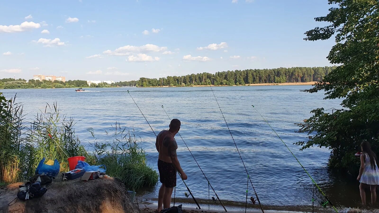 Рыбалка на волге с проживанием в домиках. Рыбалка в Конаково на Волге. Озеро Волго рыбалка. Утренняя рыбалка на Волге.