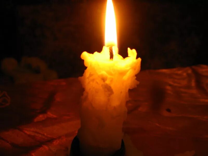 Одинокая свеча. Свеча одиночества. Одинокая свеча памяти. Фото одинокой свечи. Одиноко свечи горят