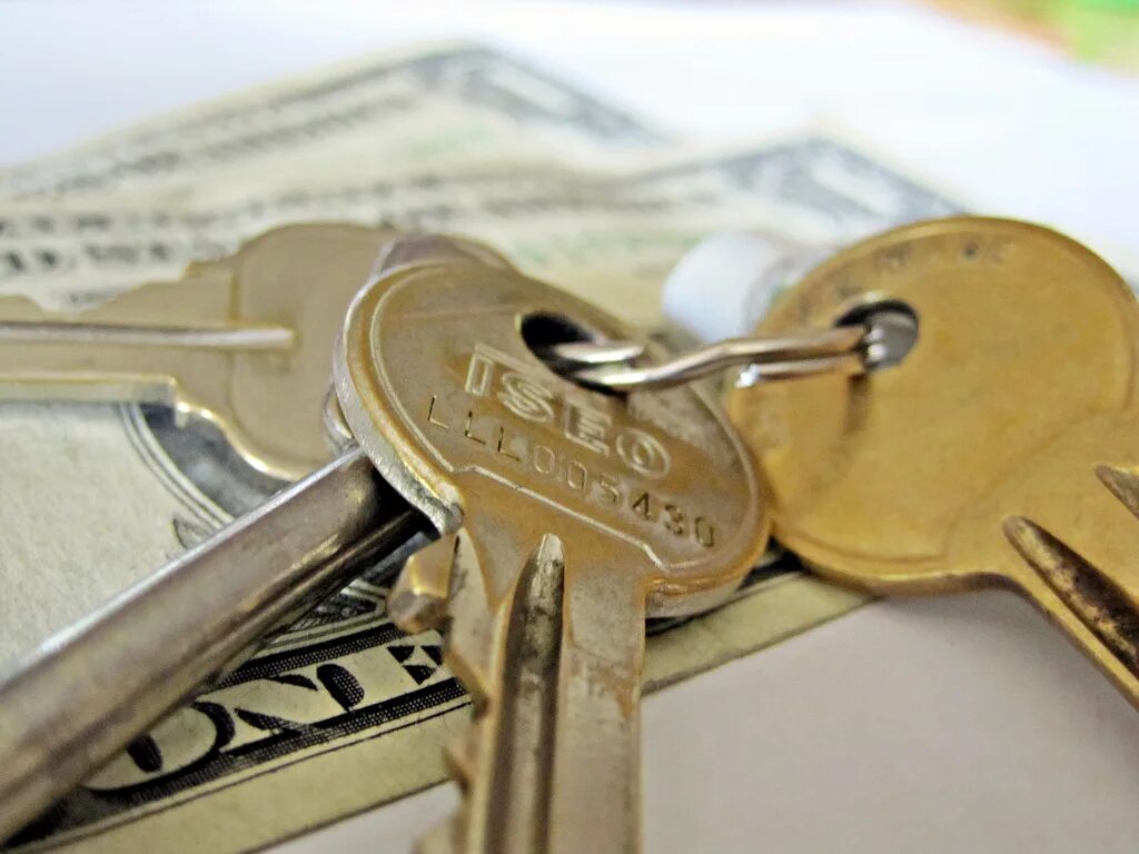 Миллион на покупку жилья. Деньги и ключи от квартиры. Ключ к деньгам. Квартира ключи деньги. Ключ дом деньги.