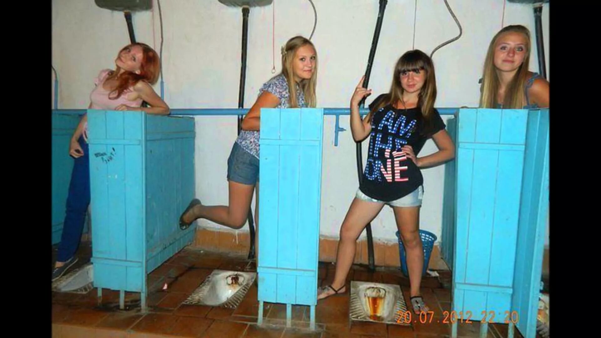 школа туалет девушки камера. камера видеонаблюдения в женском сортире. в школьном туалете для девочек камера. школа туалет девушки камера. камера в унитазе школьного туалета.