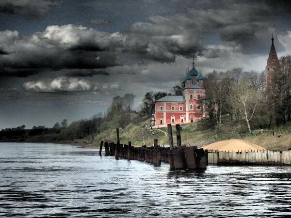 Городок на волге. Романов-Борисоглебск Тутаев. Осень Тутаев Романов-Борисоглебск. Два берега Волги Тутаев. Причал левый берег Тутаев.