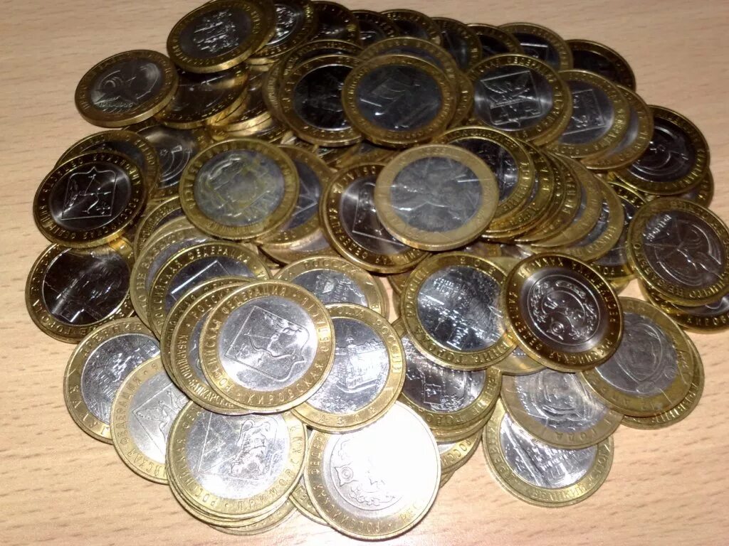 Железные десятки. Куча 10 рублевых монет. Куча юбилейных монет. 10 Рублей Биметалл много. Монеты 10 рублей юбилейные много.