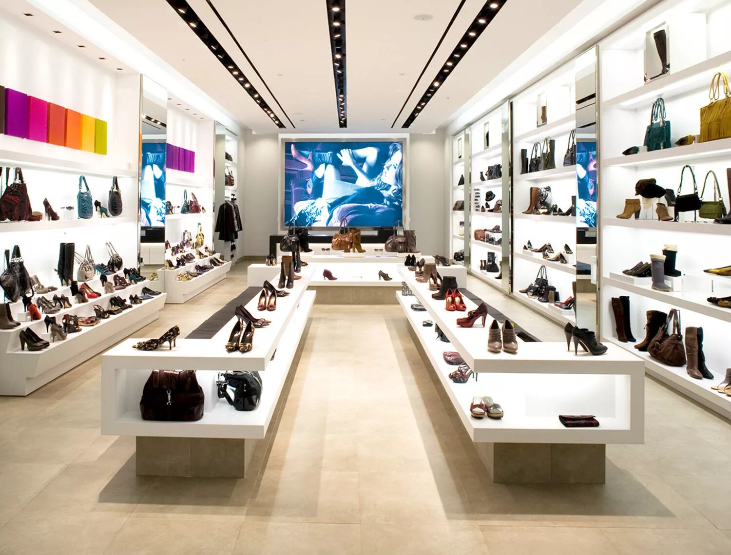 Первый магазин обуви. Найн Вест обувь. Красивый магазин обуви. Интерьер магазина обуви. Бутик обуви.