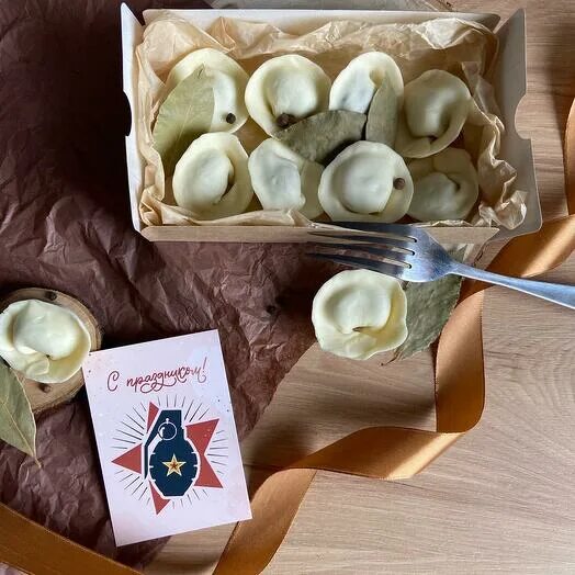 Сладкие пельмени из шоколада. Пельмени из шоколада. Подарок шоколадные пельмени. Шоколадные пельмешки. Сладкие пельмени из шоколада.