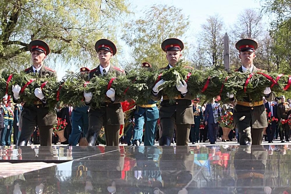 Празднование дня победы в городе. Возложение цветов к Вечному огню. Возложение цветов к Вечному огню на 9 мая. Возложение цветов 9 мая. Праздник день Победы 9 мая возложение.