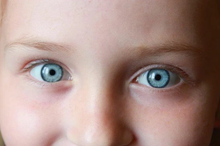 Зрение меньше 10. Глаза с маленькими зрачками. Синие глаза с маленькими зрачками. Голубые глаза с маленькими зрачками. Голубые глаза с маленьким зрачком.