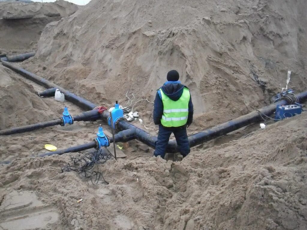 Мастер водопровода. Наружные сети водоснабжения. Монтаж наружного водоснабжения. Прокладка наружных сетей водопровода и канализации. Трубопроводы водоснабжения.