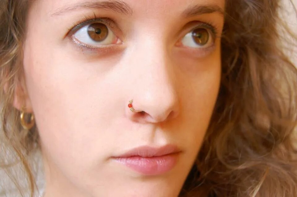 Обеими ноздрями. Девушки с хищными ноздрями. нос кнопкой у девушек.