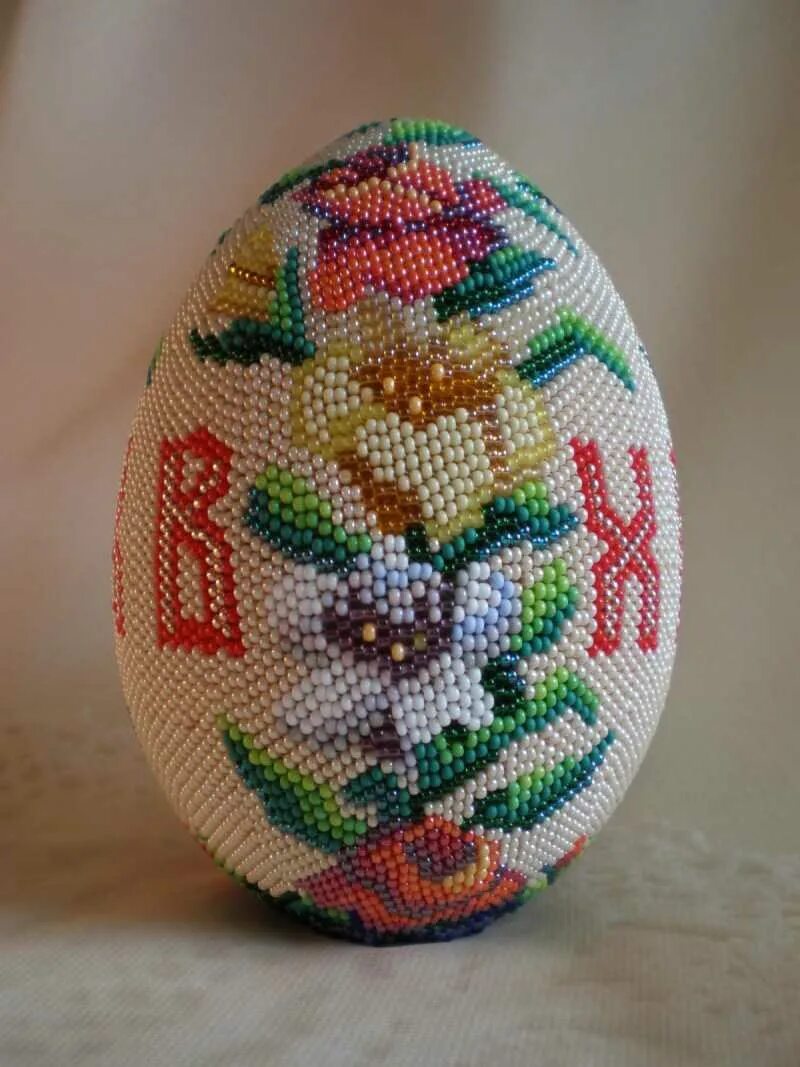 Украшение пасхальных яиц бисером. В. Яйцо из бисера. Пасхальные яйца украшенные бисером. Украшение пасхальных яиц бисером.