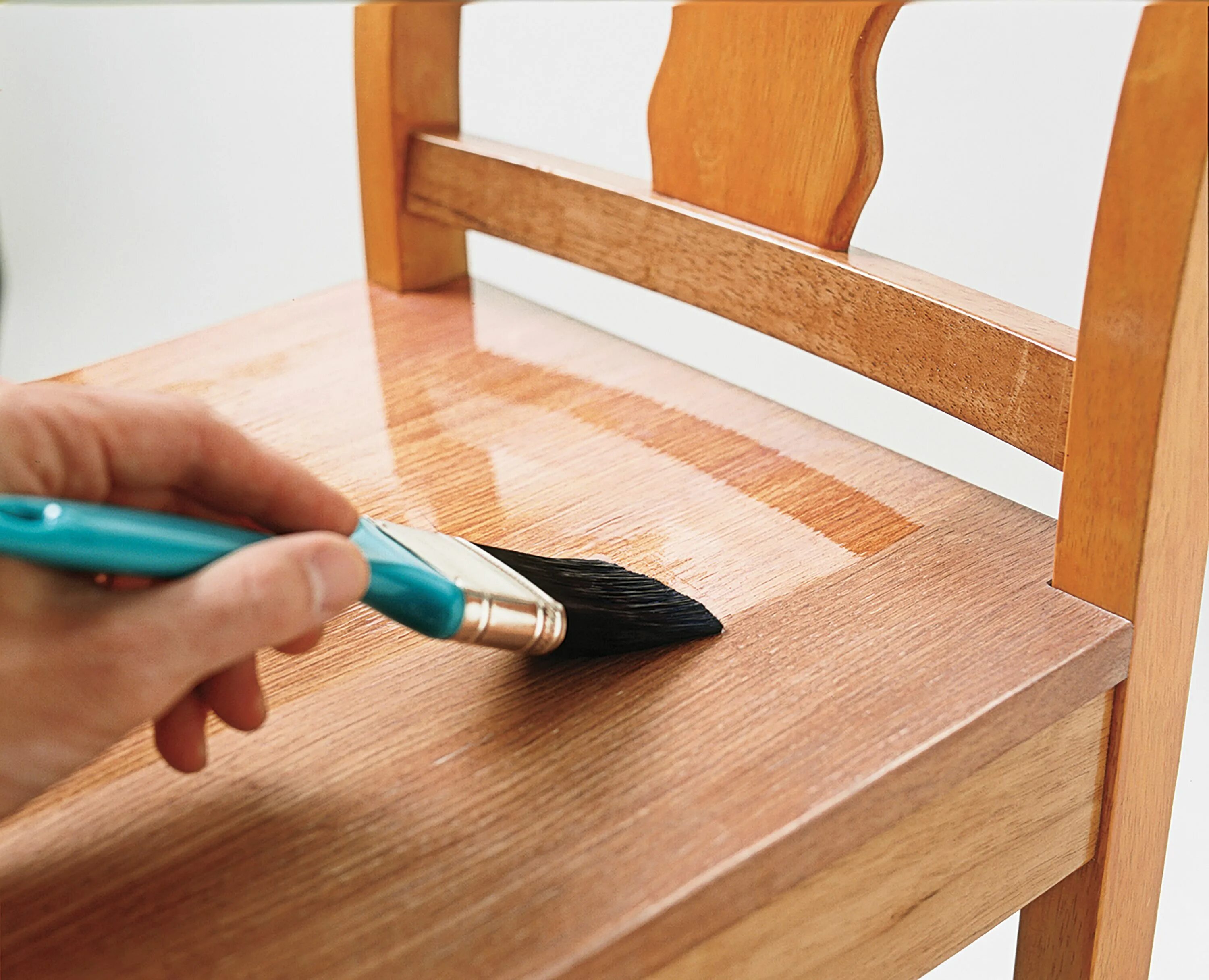 Краска покрасить стол. Окрашивание деревянной мебели. Лакированная мебель. Покрытие мебели лаком. Деревянный стол покрытие лаком.