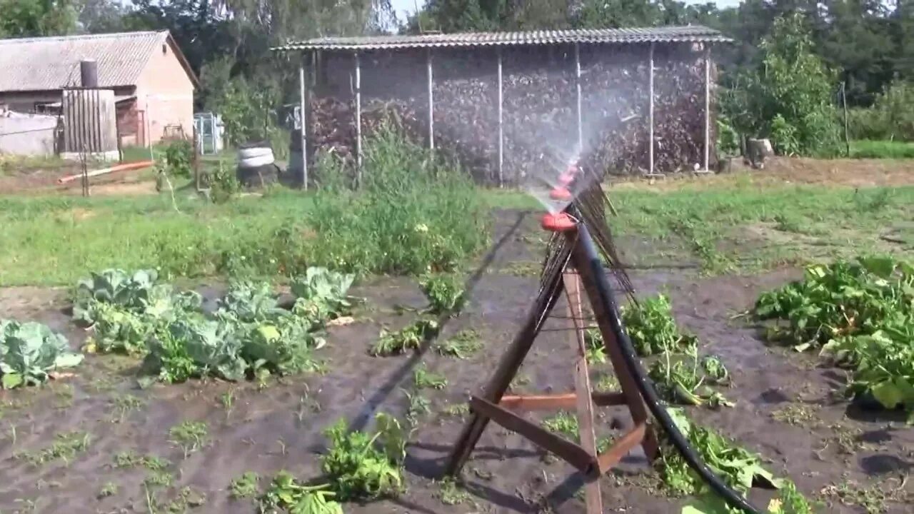 Самодельные поля. Поливалка для огорода дождеватель улитка. Самоделка для полива огорода. Приспособление для полива картофеля. Самодельная поливалка для огорода.