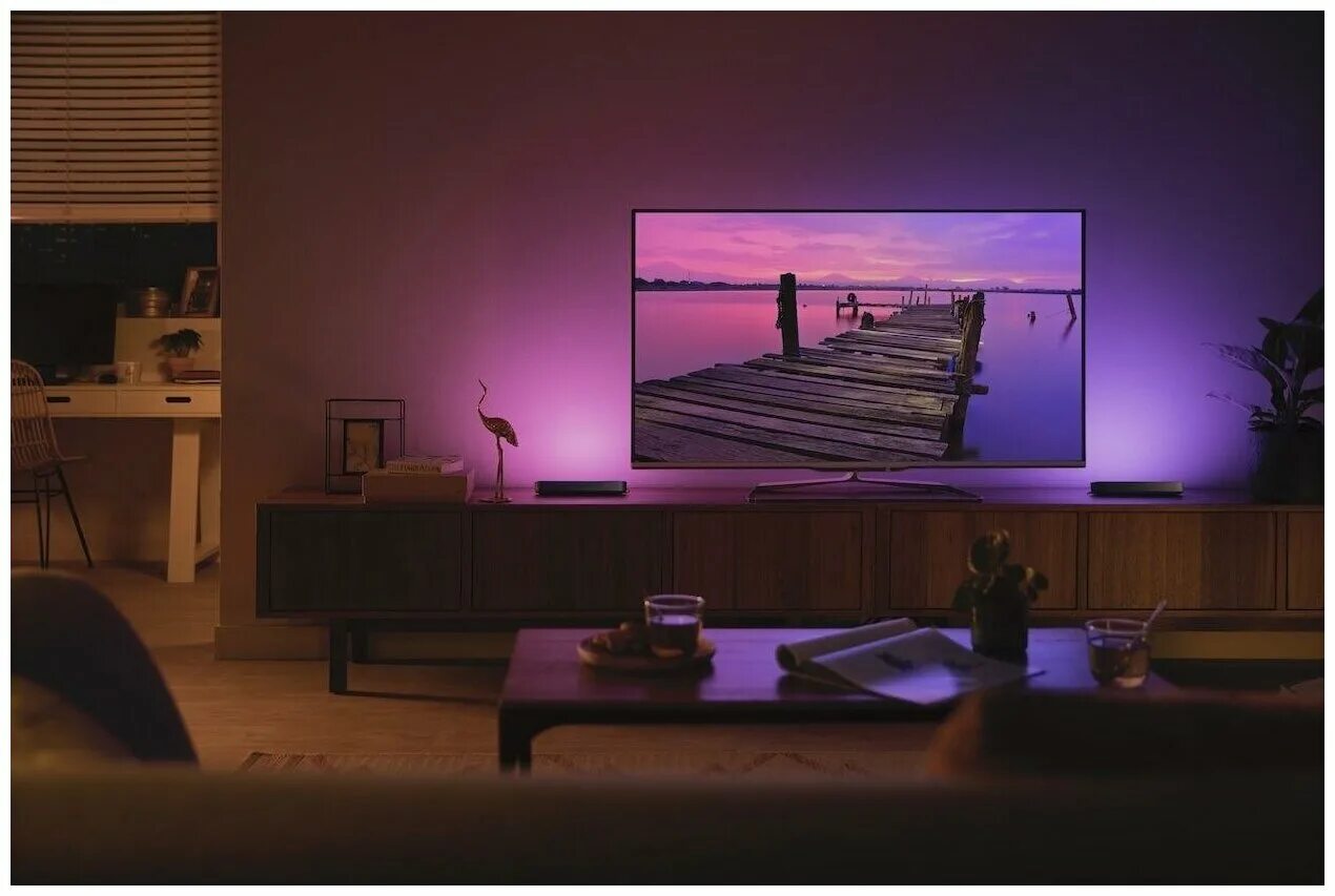 Подсветка телевизора яркость. Philips Hue Play. Philips Ambilight Hue. Панель освещения Philips Hue Play. Philips Hue телевизор.