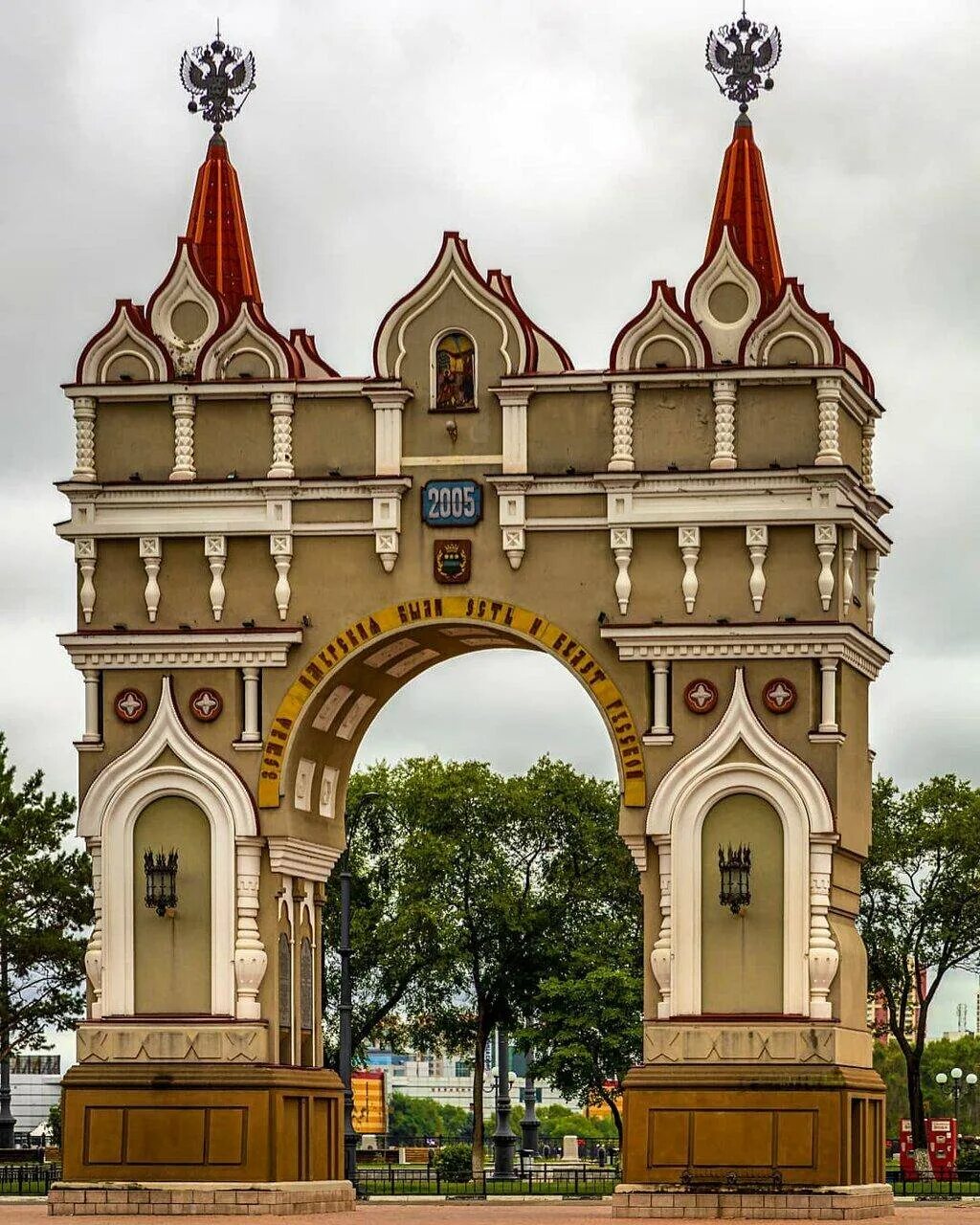 триумфальная арка хабаровск. триумфальная арка амурская область. город благовещенск триумфальная арка. арка благовещенск. триумфальная арка в благовещенске амурской области.