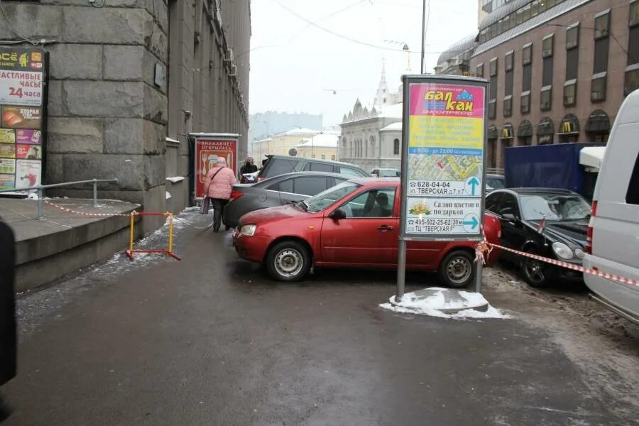 Тротуар штраф сколько. Парковка на тротуаре. парковка на тротуаре штраф. штраф за парковку на тротуаре 2025. парковка на тротуаре москва.
