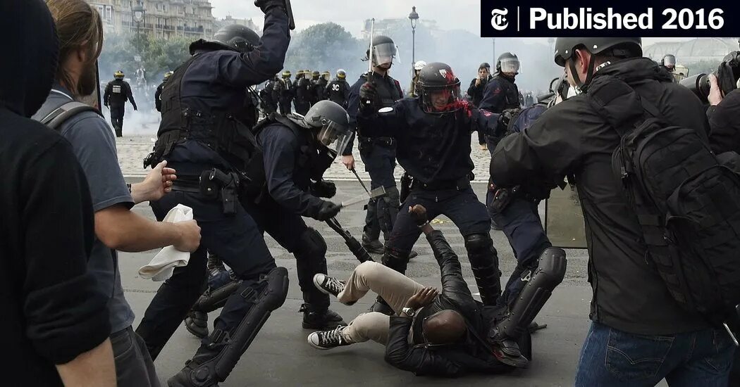 Два морпеха против толпы. Один против толпы. разгон демонстрантов во франции. толпа полицейских против одного. девушка против полиции.