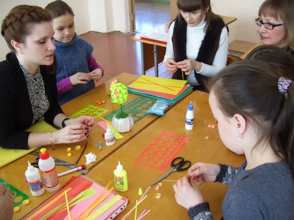 Внеклассная работа школьников. Кружок в начальной школе. Технология с детьми начальной школы. Творческие занятия начальной школе. Совместная творческая работа в начальной школе.