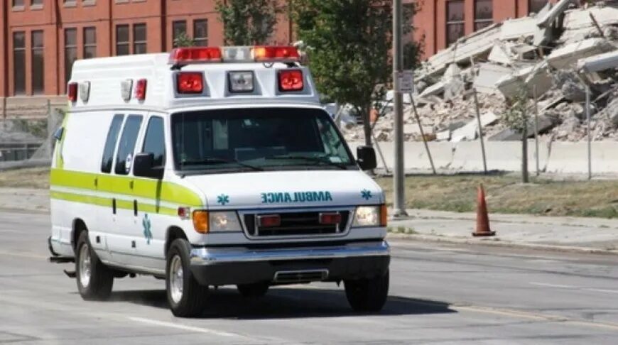 Call in ambulance. Скорая в индии. call 911 ambulance.