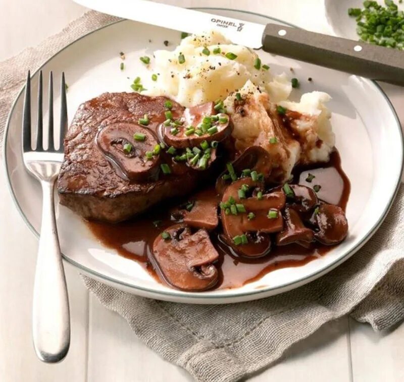 телячьи медальоны. стейк из говядины в сливочном соусе. эскалоп с грибным соусом. филе миньон по фламандски.