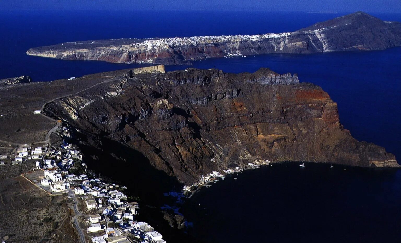 Супервулкан санторин. Санторини греция кальдера. Санторин (вулкан). Вулкан санторин, греция. Остров санторини вулкан.