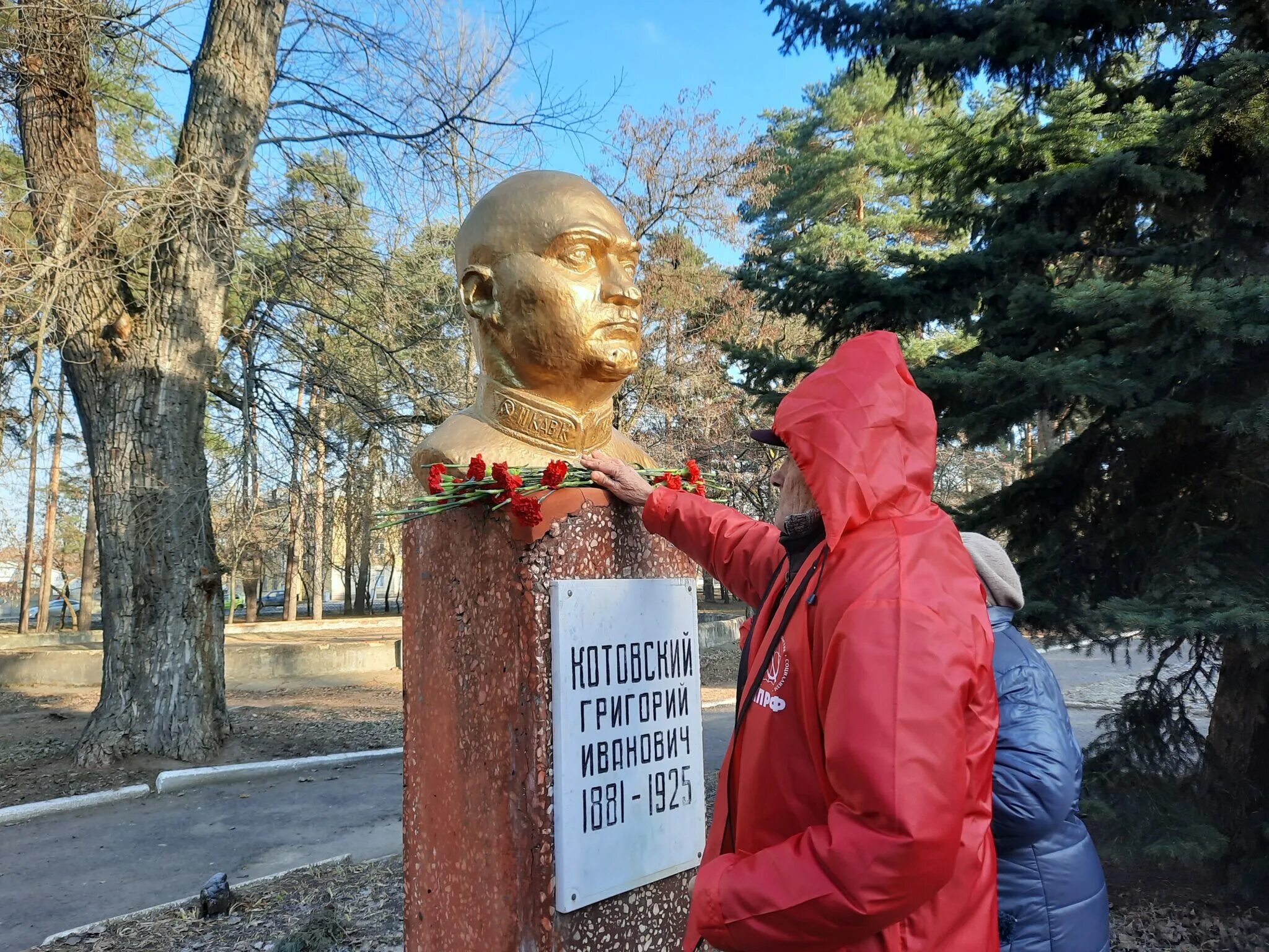 Установлен бюст. Установлен бюст