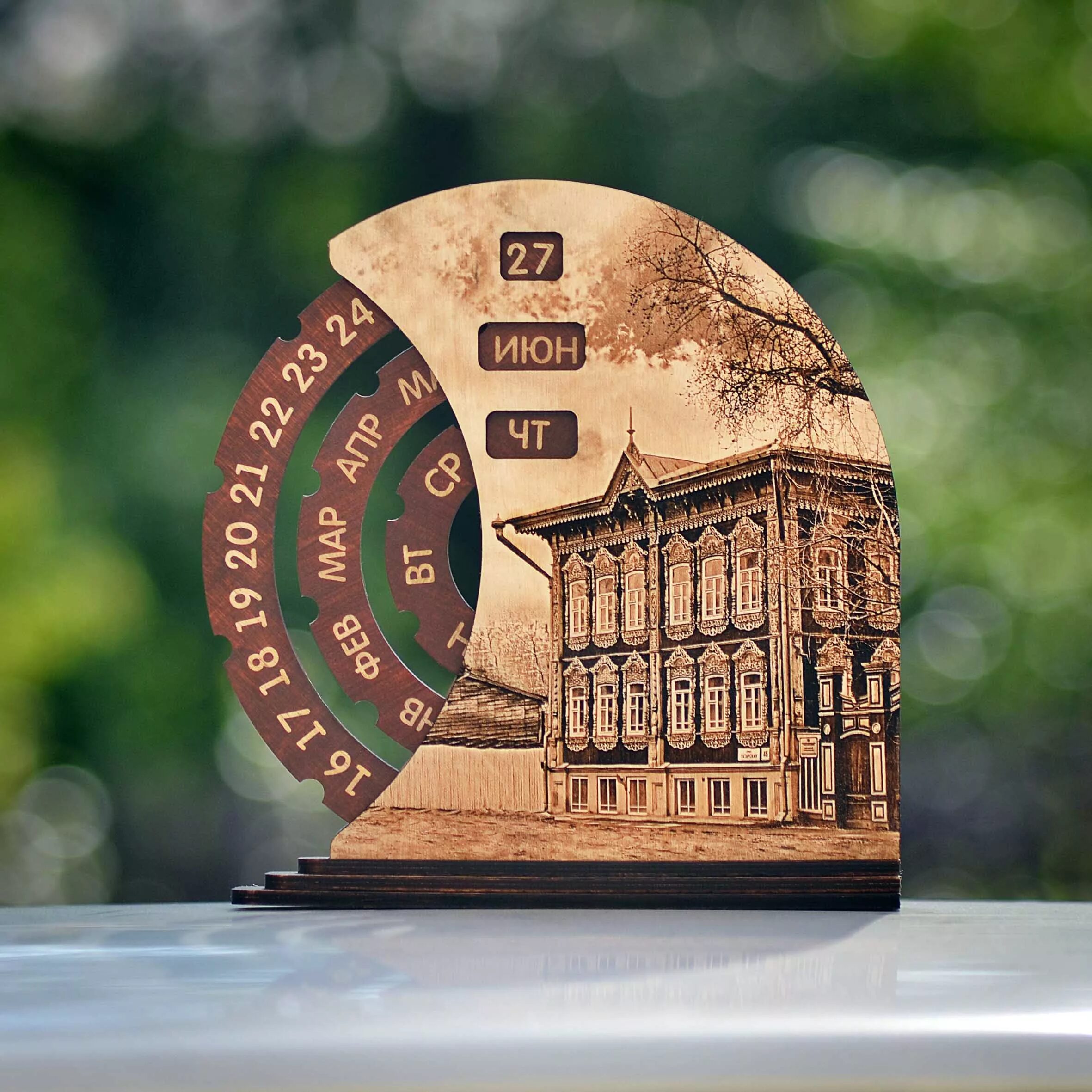 вечный календарь из дерева. календарь томской истории. календарь томск. настольный календарь из дерева. вечный календарь деревянный.