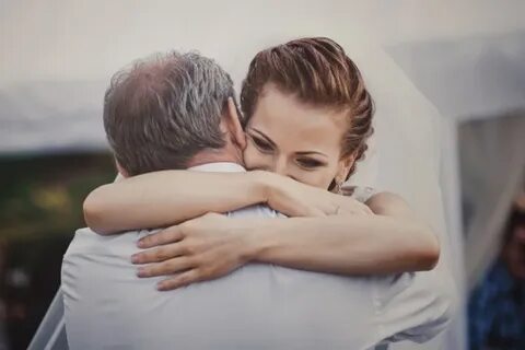 И живет с отцом она