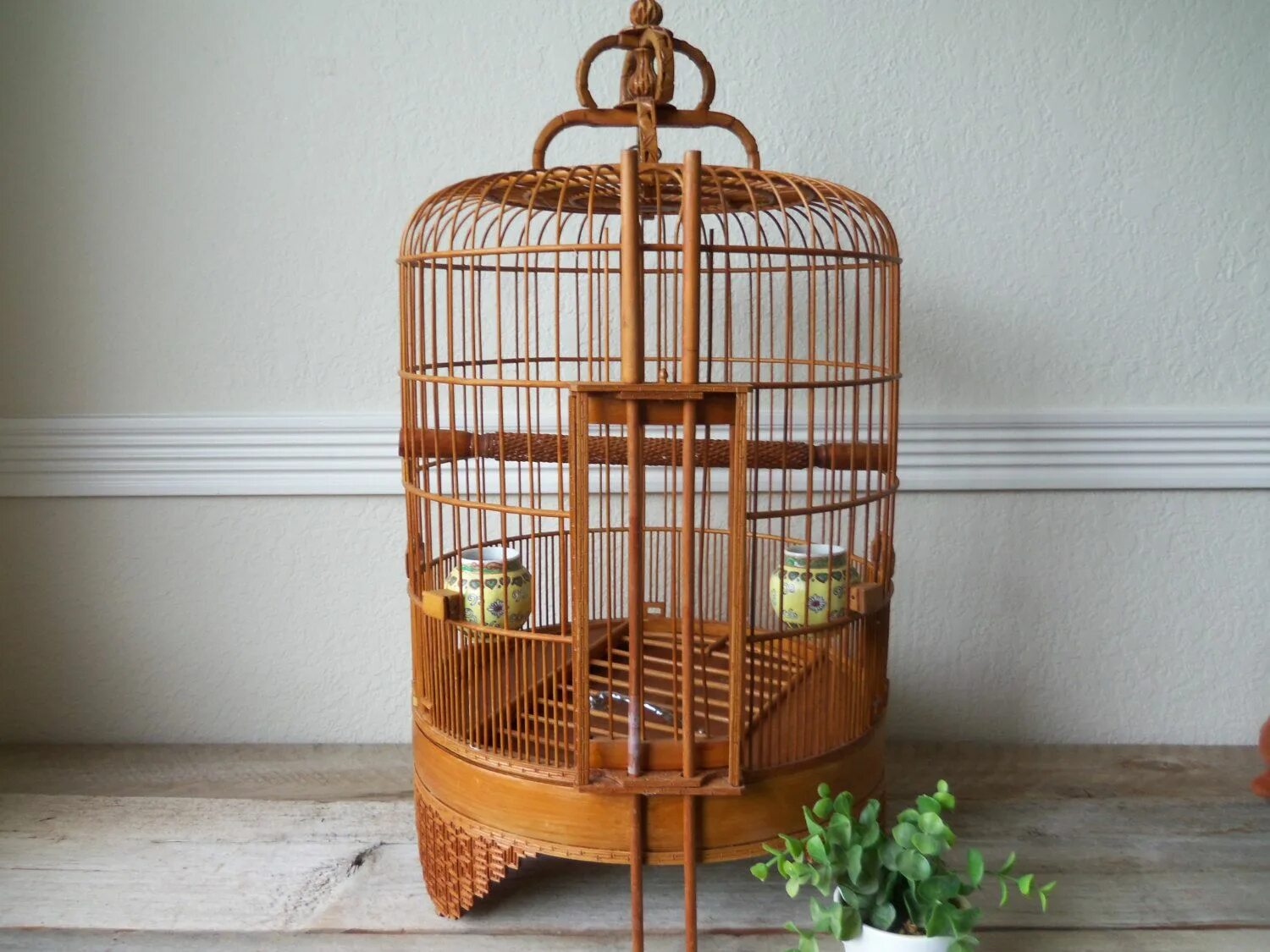 Birdcage ornament. Куры в круглых клетках. Стильные картинки на тему птицы в французском стиле. Обои с клетками и птичками. Клетка настенная декоративная.