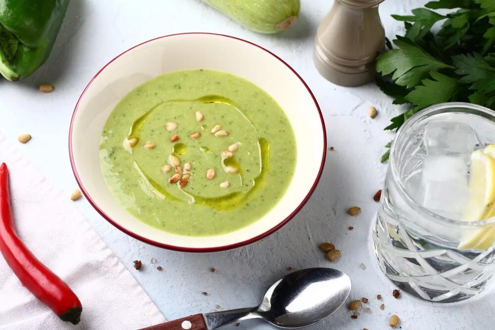 Кабачковый крем суп. Крем суп с цукини. Кабачковый крем суп. Крем-суп из цуккини. Суп пюре из зеленого горошка с мятой.