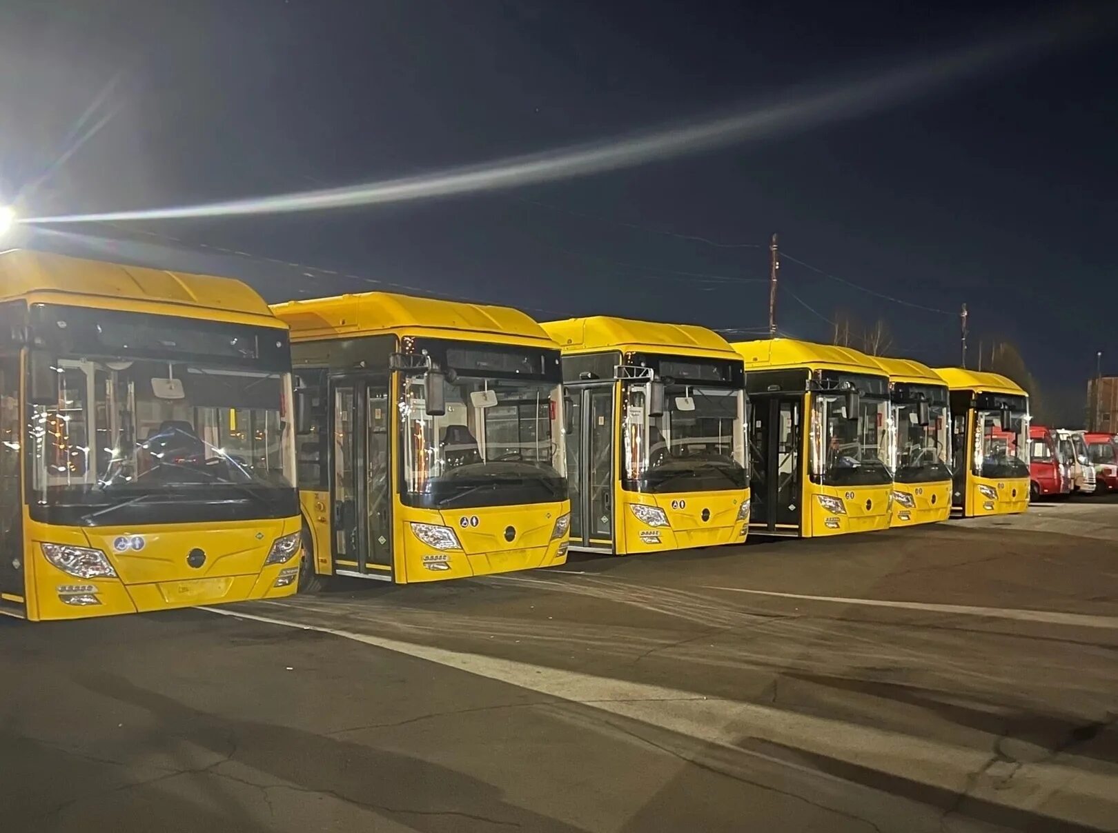 Новые автобусы 2024 ярославль. Автобус желтый. Автобус МАЗ Ярославль. Автобус большой. Автобусы среднего класса.