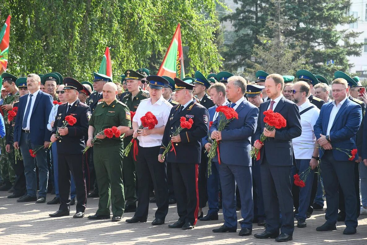 С днем пограничника. 28 Мая день пограничника. День пограничника в Барнауле. 28 Мая праздник пограничников. Мужчина 28 мая