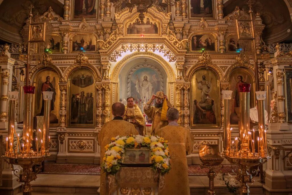 Храм Воскресения Словущего Ваганьково. Церковь Воскресения Словущего на Ваганьковском кладбище. Храм Андрея Первозванного Ваганьково. Иконостас в храме Воскресения Словущего на Ваганьковском кладбище. Воскресения словущего на ваганьковском