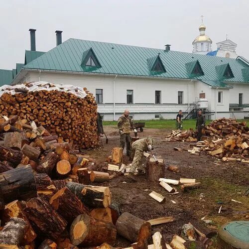 трудники николо пешножского монастыря. монастырь принимает трудников. монастырская трапеза на валааме. трудники в монастыре мужском монастыре великий новгород. трудники в монастырь московская область.