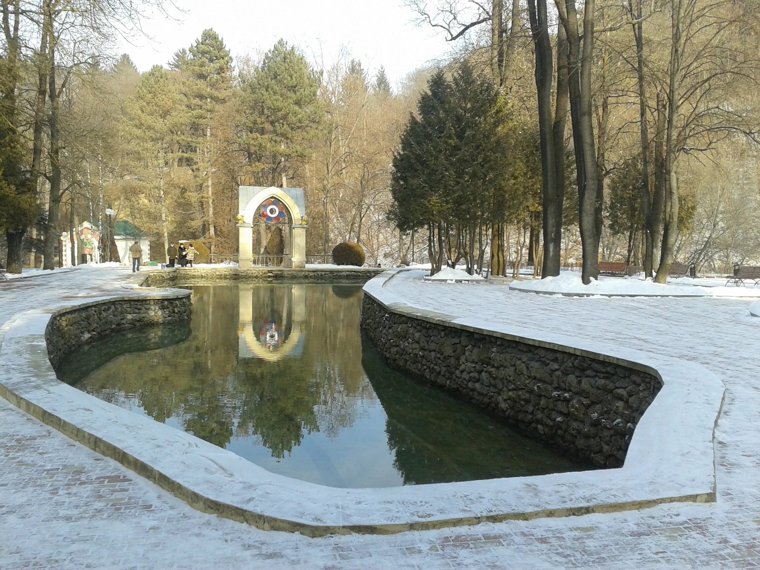 Кисловодск погулять. Кисловодск парк зимой. Курортный парк Кисловодск зимой. Кисловодский Курортный парк зимой. Кисловодский национальный парк зеркальный пруд.